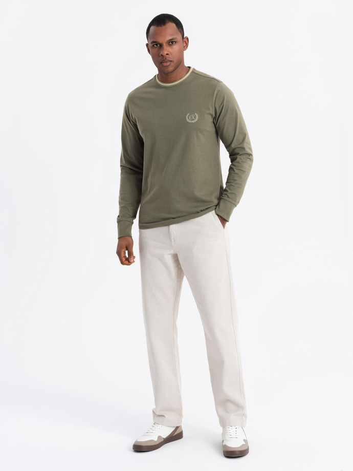 Bawełniany męski longsleeve z dekoltem U w paski i haftem – oliwkowy V1 OM-LSCL-0128