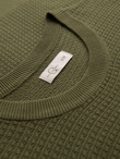 Strukturalny sweter męski z okrągłym dekoltem  – oliwkowy V1 OM-SWSW-0181