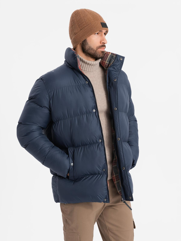 Kurtka męska puffer z podszewką w kratę – granatowa V1 OM-JAHP-0205