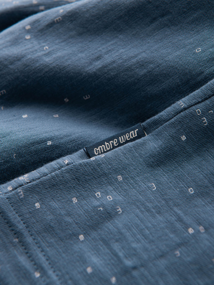 Męski t-shirt fullprint z rozrzuconymi literami - niebieski denim V3 OM-TSFP-0179
