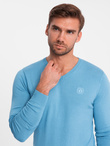 Elegancki męski sweter BASIC V-neck z wiskozą – błękitny V21 OM-SWBS-0107