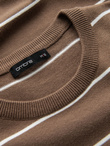 Męski sweter casualowy w poziome paski – brązowy V3 OM-SWSW-0143