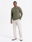 Bawełniany męski longsleeve z dekoltem U w paski i haftem – oliwkowy V1 OM-LSCL-0128
