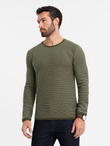 Dzianinowy męski sweter w strukturalne kropki – oliwkowy V2 OM-SWSW-0118 