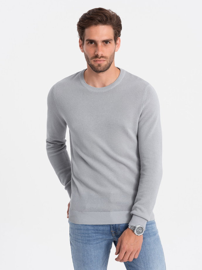 Sweter męski z teksturą i półokrągłym dekoltem - jasnoszary V5 OM-SWSW-0104