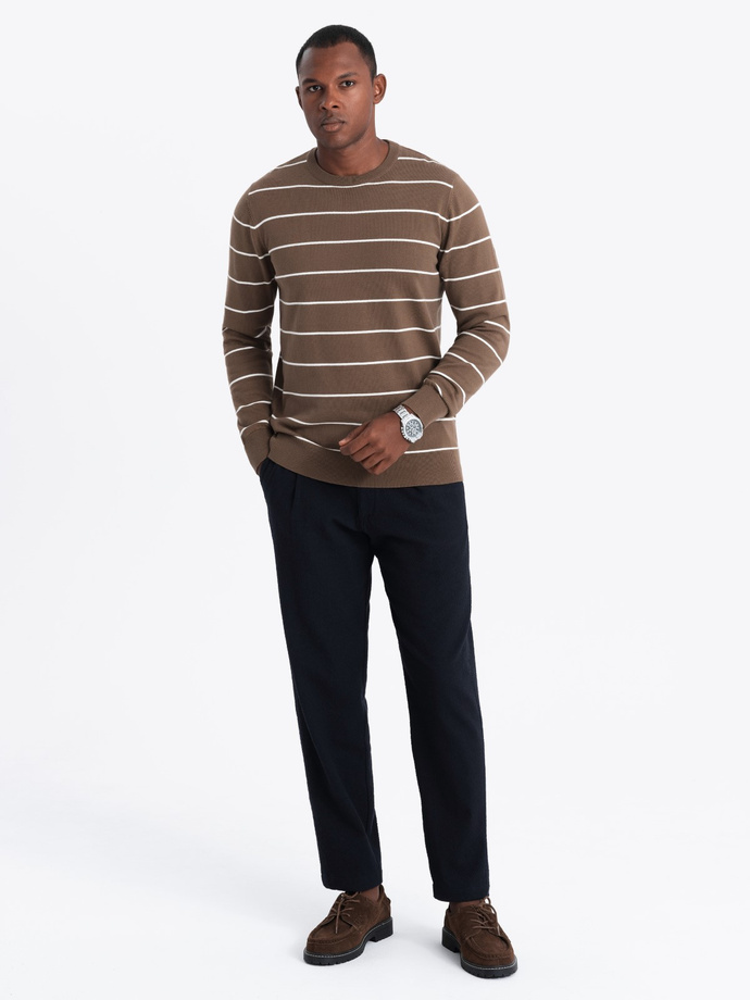 Męski sweter casualowy w poziome paski – brązowy V3 OM-SWSW-0143