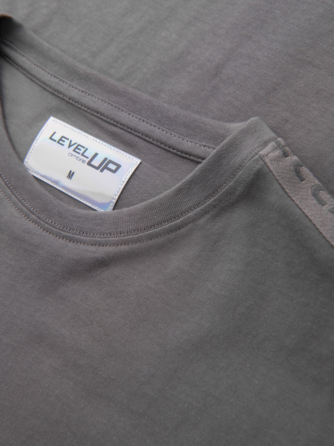 Męski bawełniany longsleeve U-neck z lampasami i nadrukiem na piersi – szary V5 OM-LSCL-0127