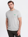 Męski bawełniany t-shirt z zieloną naszywką na piersi – jasnoszary V2 OM-TSCT-0151
