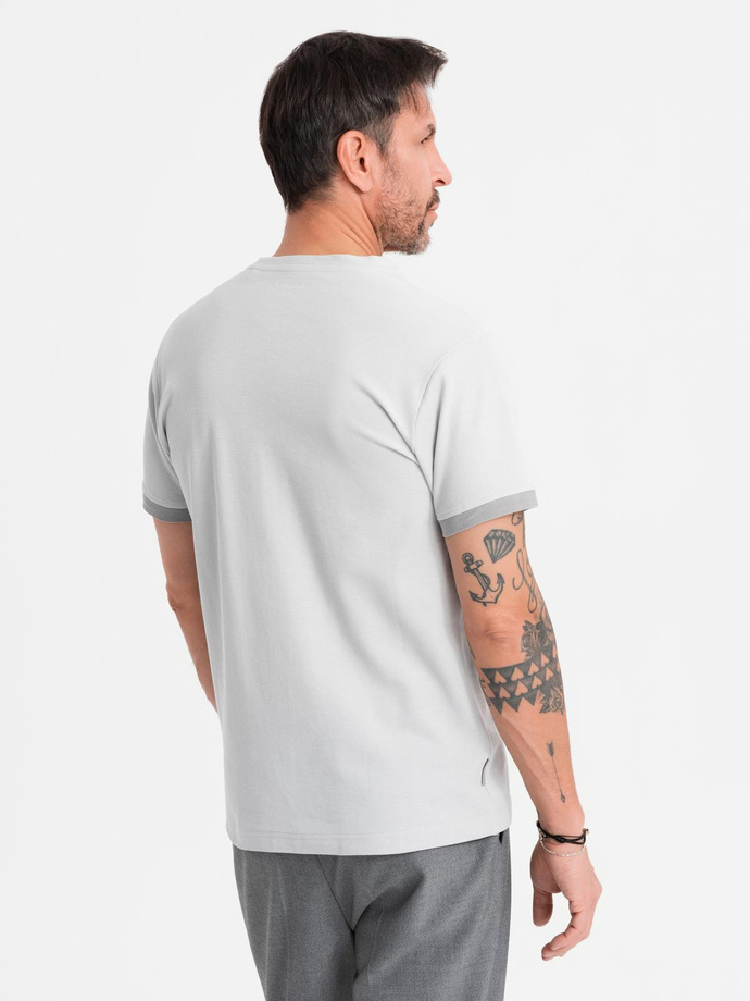 T-shirt męski z kontrastowymi wstawkami i dekoltem w serek – jasnoszary V4 OM-TSCT-0198