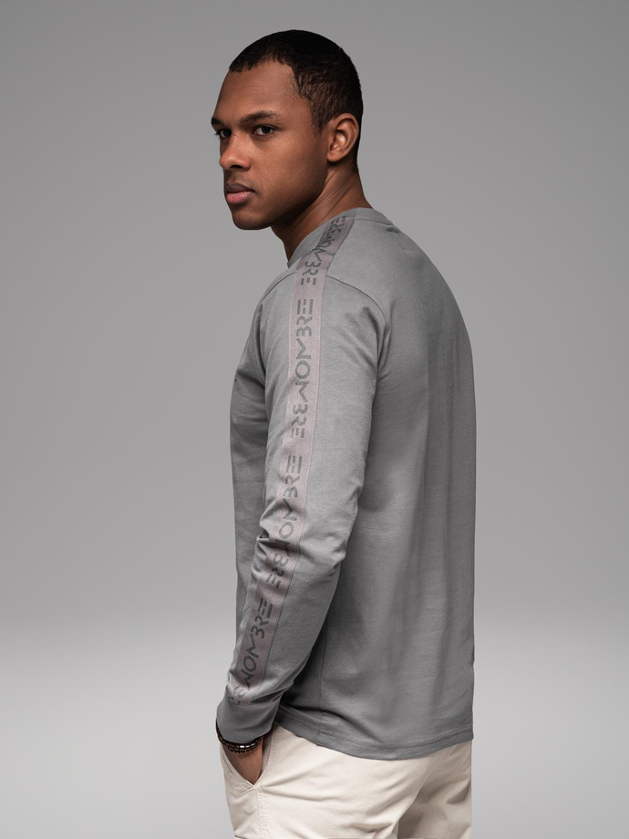 Męski bawełniany longsleeve U-neck z lampasami i nadrukiem na piersi – szary V5 OM-LSCL-0127