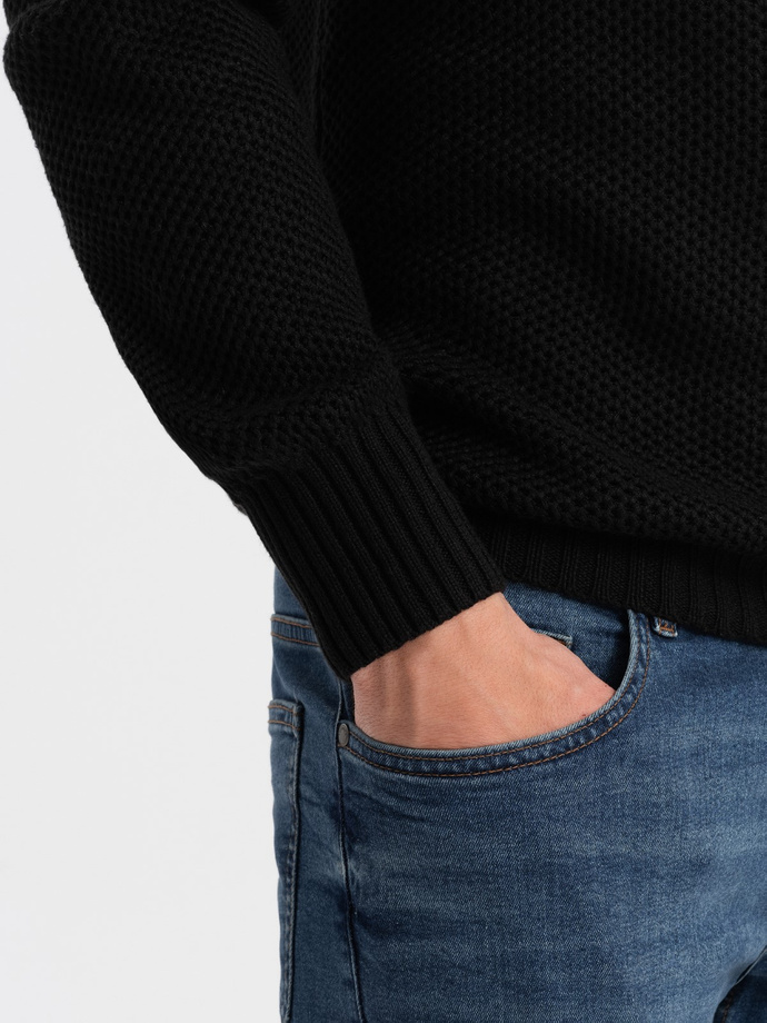 Dzianinowy sweter męski z rozpinaną stójką - czarny V3 OM-SWZS-0105