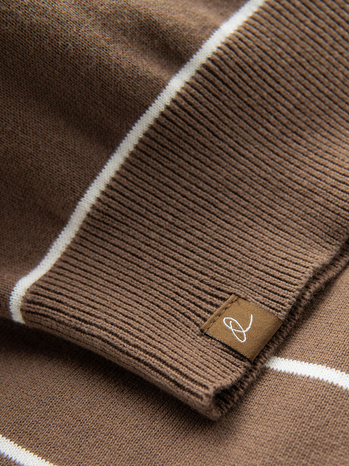Męski sweter casualowy w poziome paski – brązowy V3 OM-SWSW-0143