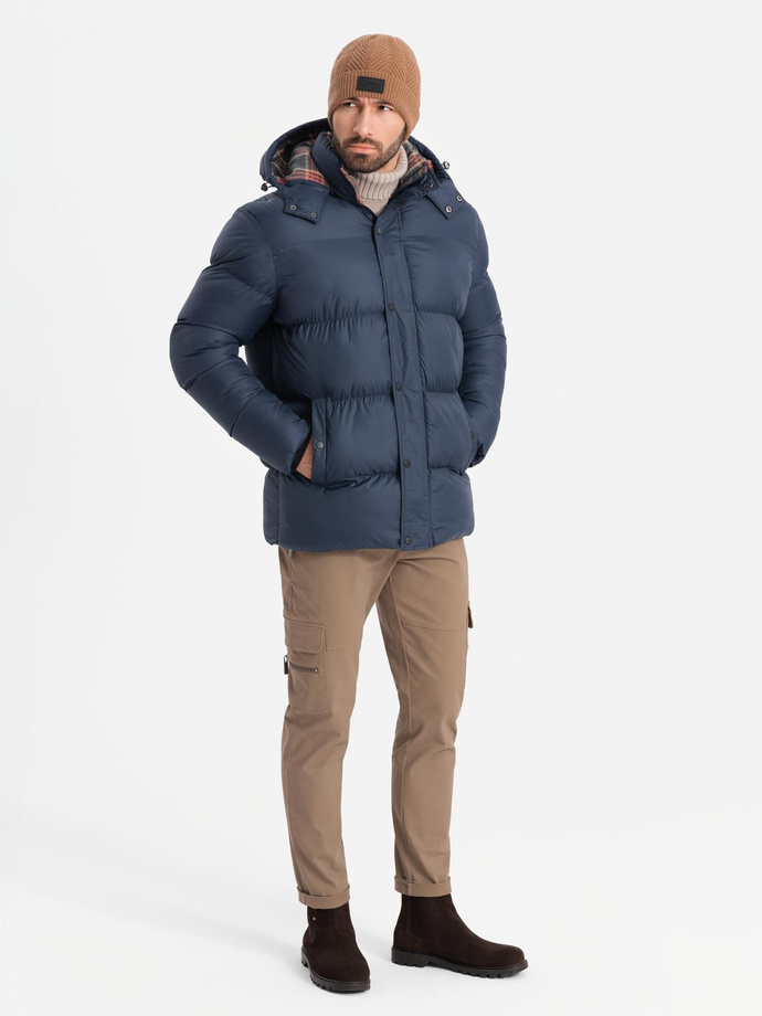 Kurtka męska puffer z podszewką w kratę – granatowa V1 OM-JAHP-0205