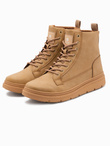 Jednokolorowe wysokie buty męskie z ozdobnymi przeszyciami – camel V3 OM-FOBO-0133
