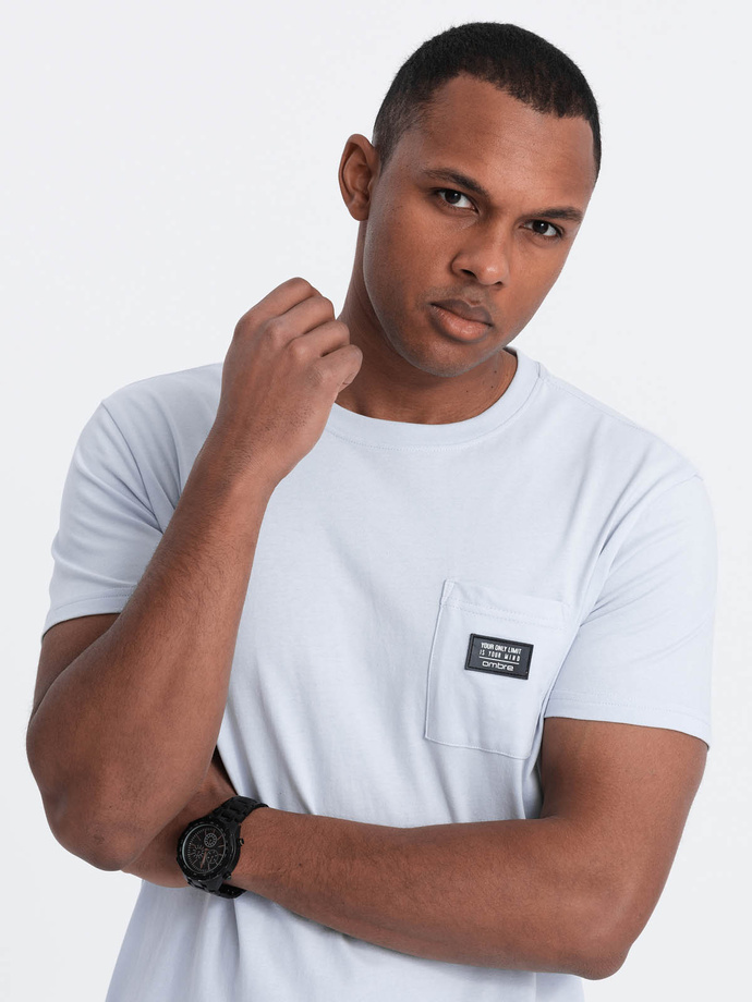 Casualowy t-shirt męski z naszywką na kieszeni – błękitny V9 OM-TSCT-0109