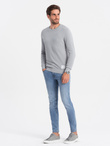 Sweter męski z teksturą i półokrągłym dekoltem - jasnoszary V5 OM-SWSW-0104