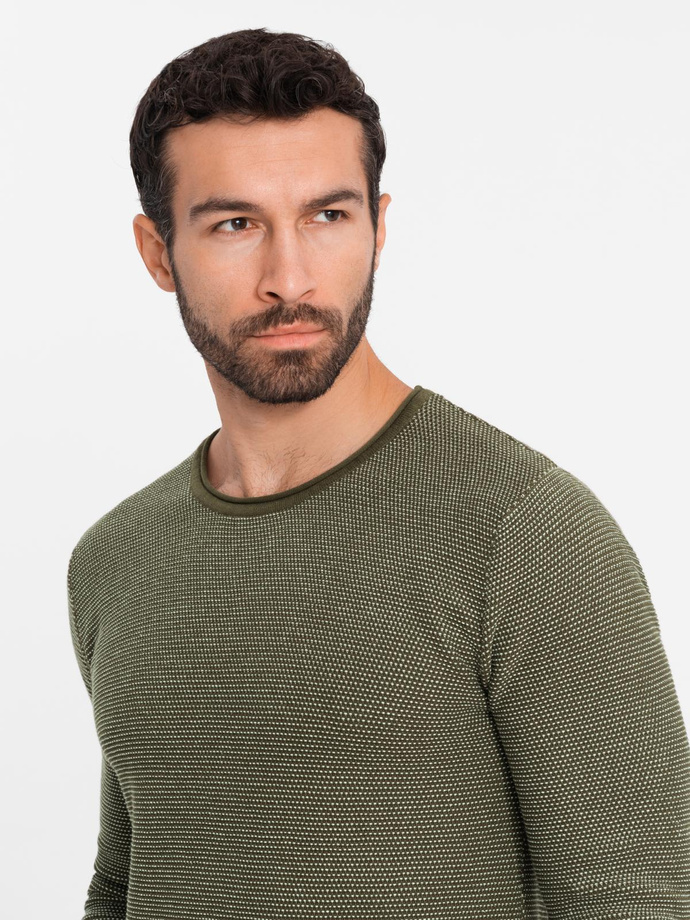 Dzianinowy męski sweter w strukturalne kropki – oliwkowy V2 OM-SWSW-0118 
