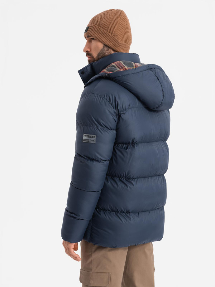 Kurtka męska puffer z podszewką w kratę – granatowa V1 OM-JAHP-0205