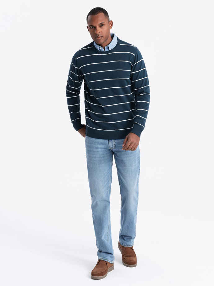 Casualowy męski sweter w poziome paski – granatowy V1 OM-SWSW-0143