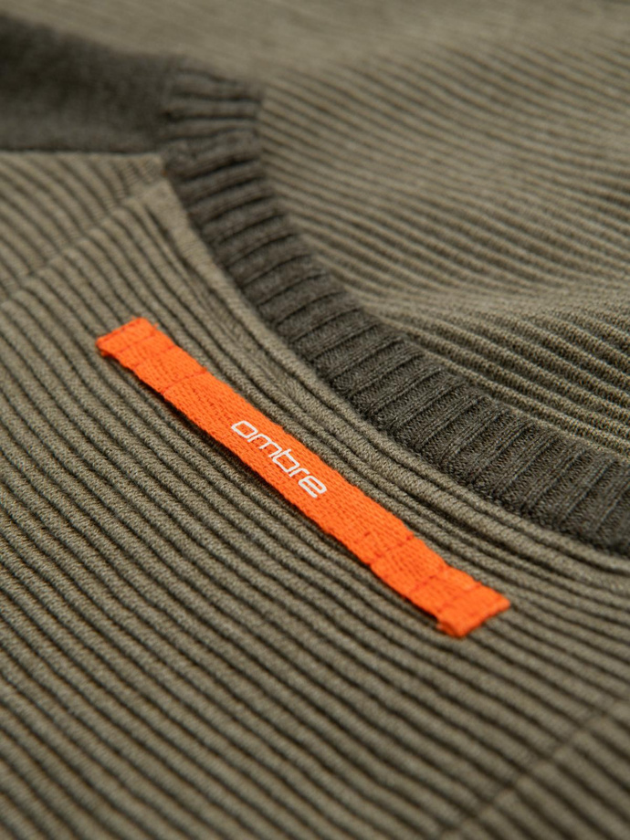 Cotton men's sweater with patch and raglan sleeves - olive V2 OM-SWSW-0121