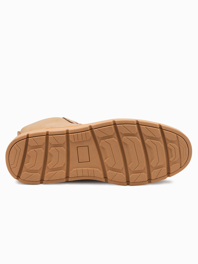 Jednokolorowe wysokie buty męskie z ozdobnymi przeszyciami – camel V3 OM-FOBO-0133