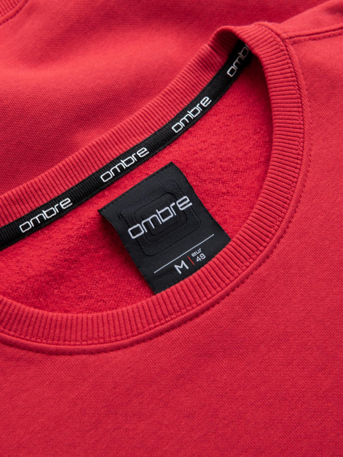 Nierozpinana bluza męska z okrągłym dekoltem i naszywką - czerwona V1 B1713