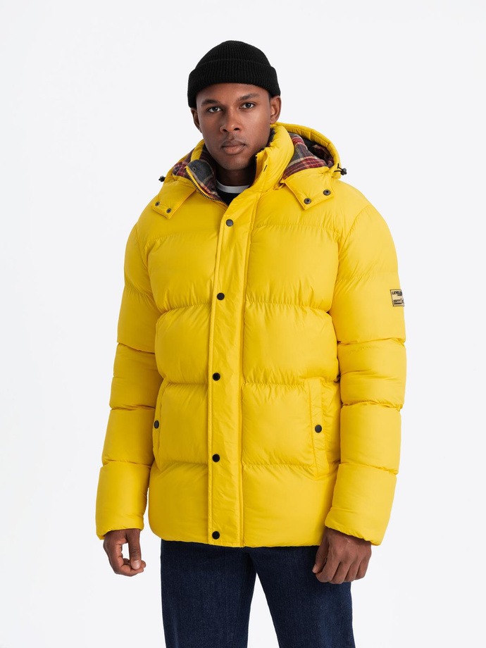 Kurtka męska typu puffer z podszewką w kratę – żółta V3 OM-JAHP-0205