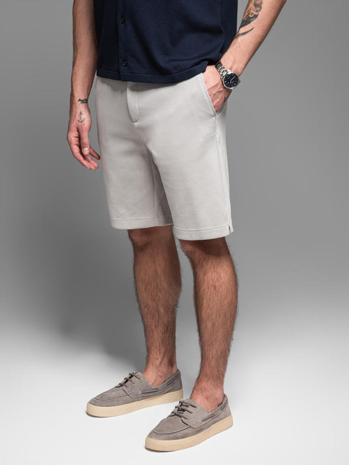 Krótkie spodenki męskie SLIM FIT z melanżowej strukturalnej dzianiny – jasnoszare V5 OM-SRCS-0166