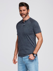 Męski t-shirt z efektem sprania i guzikami przy dekolcie – granatowy V2 OM-TSWT-0150