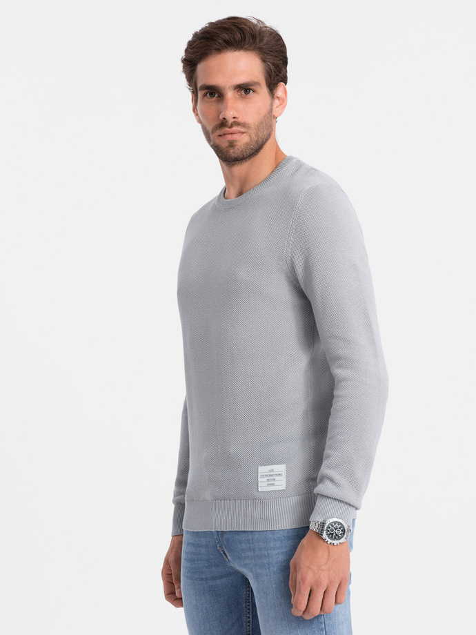 Sweter męski z teksturą i półokrągłym dekoltem - jasnoszary V5 OM-SWSW-0104