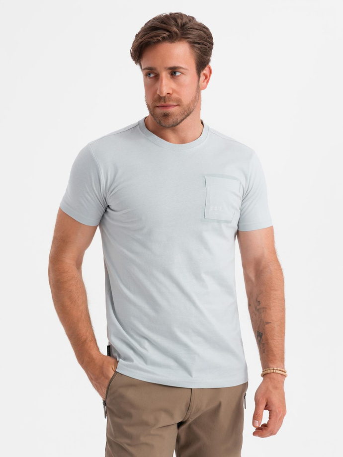 Bawełniany męski t-shirt z nadrukiem na kieszonce – jasnoszary V10 OM-TSPT-0154