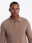 Męski strukturalny longsleeve polo z naszywką – brązowy V4 OM-POLS-0131