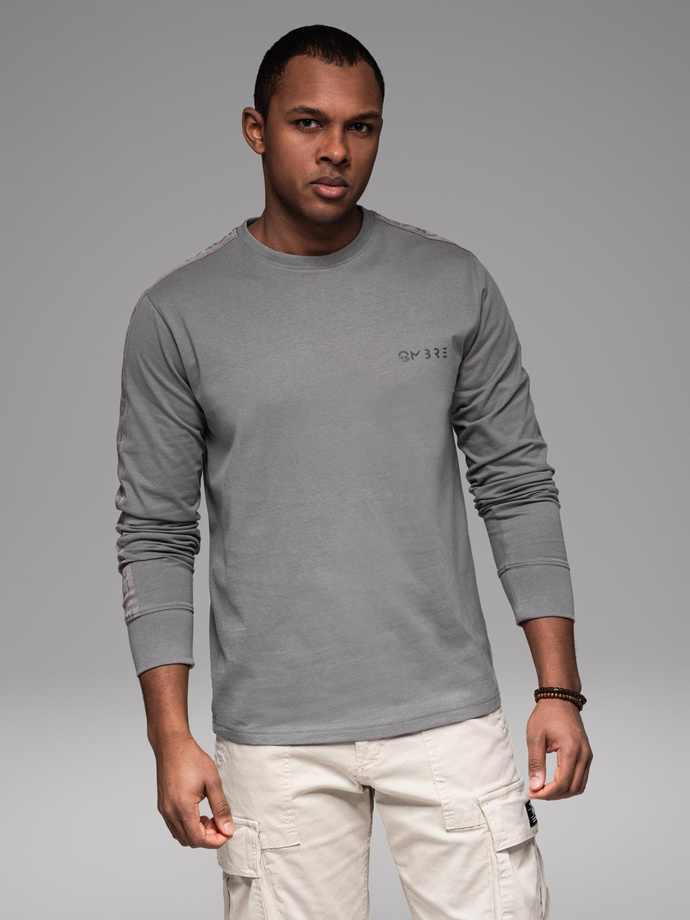 Męski bawełniany longsleeve U-neck z lampasami i nadrukiem na piersi – szary V5 OM-LSCL-0127