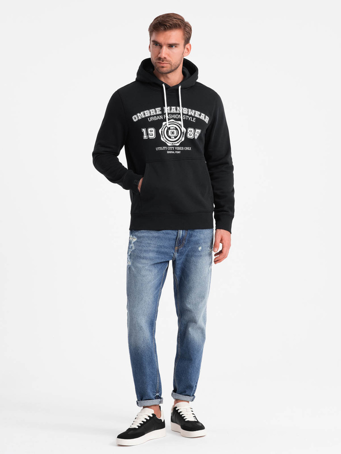 Bluza męska kangurka z kapturem i nadrukiem w stylu college – czarna V3 OM-SSPS-0143