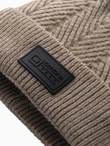 Dzianinowa czapka męska o sweterkowym splocie z naszywką – popielata V6 OM-ACWH-0122