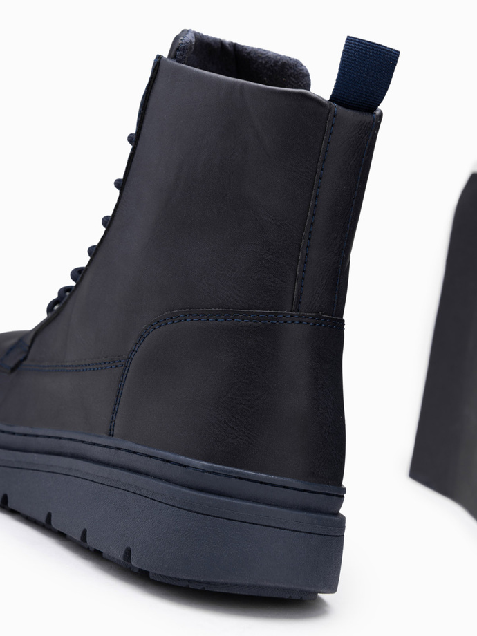 Jednokolorowe wysokie męskie buty z ozdobnymi przeszyciami – granatowe V4 OM-FOBO-0133